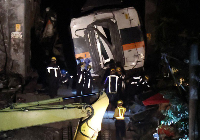 台鐵動員大批人力日夜搶修,今午夜終將第六節車廂拖出隧道,車廂車體及內部都遭損壞。聯合新聞網提供
