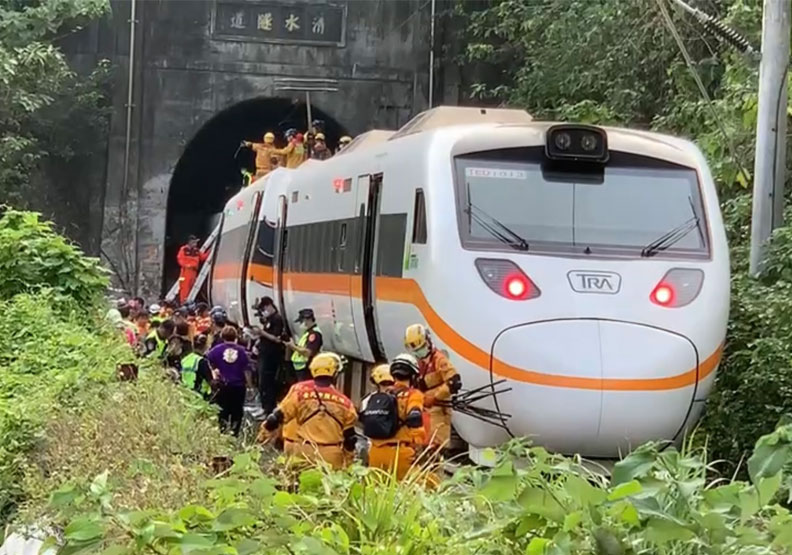 台鐵太魯閣號2021年4月2日在北迴線清水隧道北口撞擊滑落邊坡侵入路線的工程車，造成49人罹難。行政院提供