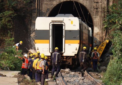奪50命關鍵影片曝光！太魯閣號撞工程車後，車速逾120公里左偏撞山洞