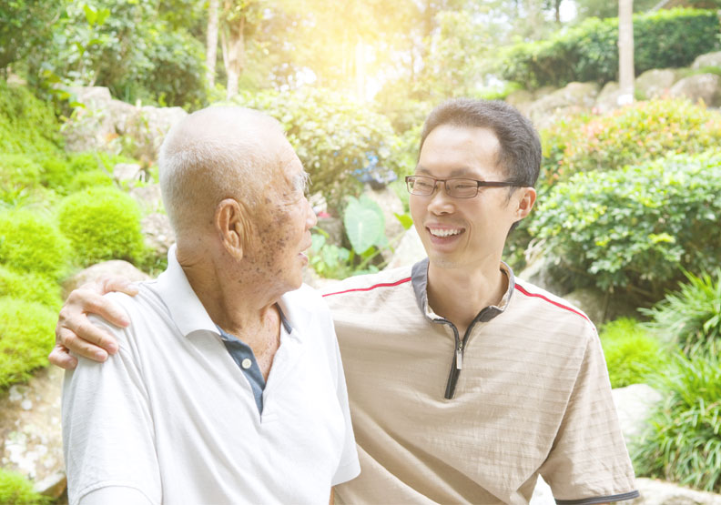 失智的人,心裡的感覺還在,只要時常陪伴他,他仍然可以感覺到你的愛。僅為情境配圖,取自Shutterstock