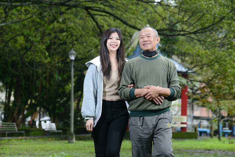 看到父親走過生命的低潮,已經恢復正常生活,李偲萍很慶幸當初建議父親買了保險,即使罹患癌症,仍然可以展開「第二人生」。