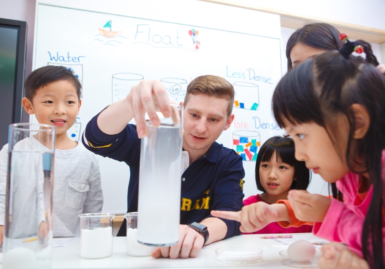 圖 / 何嘉仁ESL Program以全美語浸潤式教學和跨領域體驗式學習，讓孩子除了增強英語技能，並充分享受了學習英語的趣味。