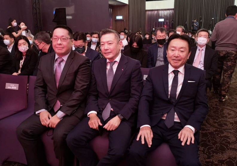 新光三越董事長村上英之（右）、新光三越副董吳昕陽（中）、草衙道購物中心副董吳昕昌（左）是首度同台亮相。廖君雅攝