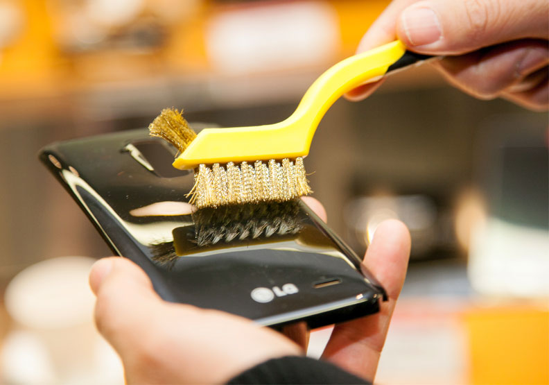 LG曾推出後殼「自我修復」刮痕的特殊材質為保護塗層。賴永祥攝