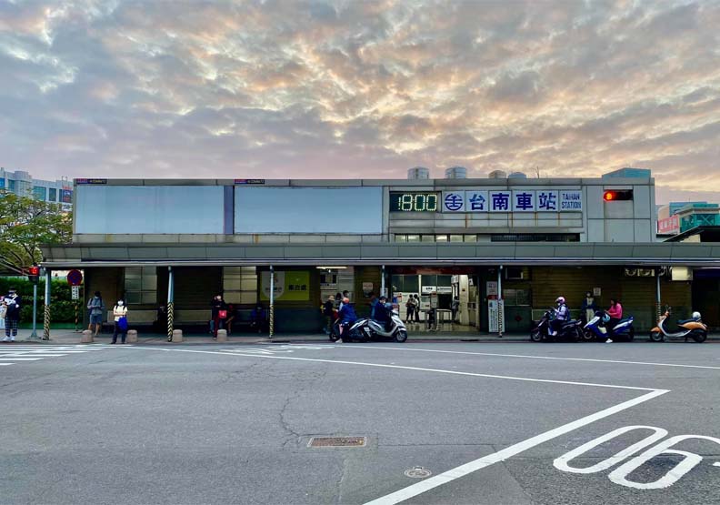 拍照要快！台南火車站新站啟用舊後站將拆 成大人滿滿不捨