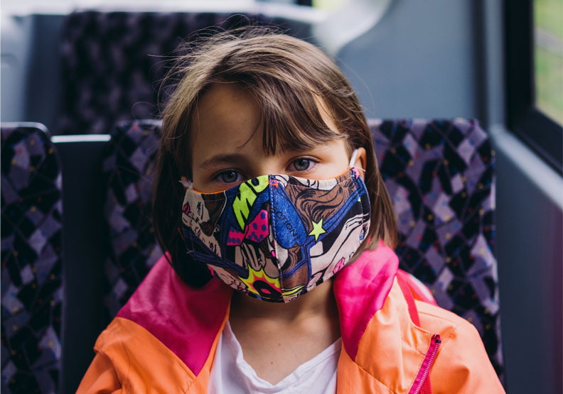 德國柏林公車上戴著口罩的小女孩。Unsplash by Miikka Luotio