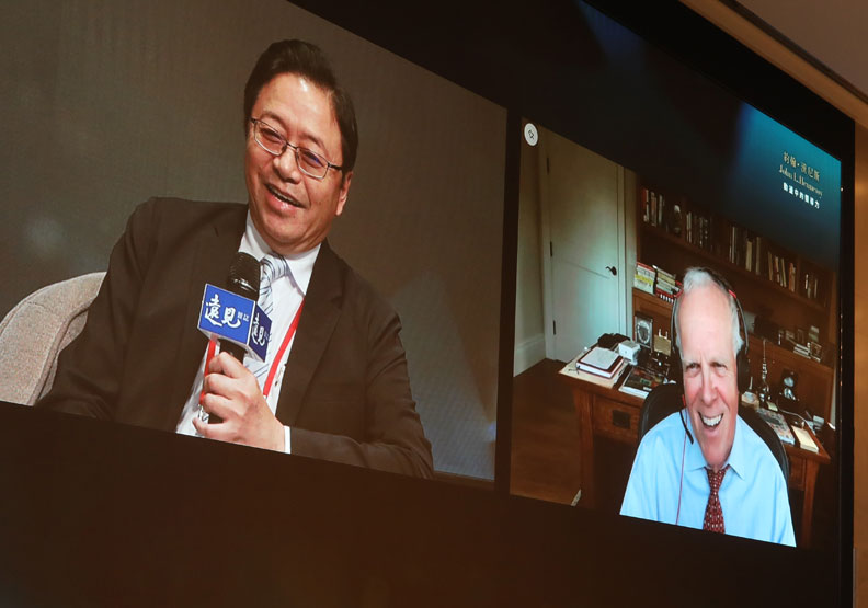 前行政院院長張善政（左）與「矽谷教父」約翰．漢尼斯（右）。蘇義傑攝