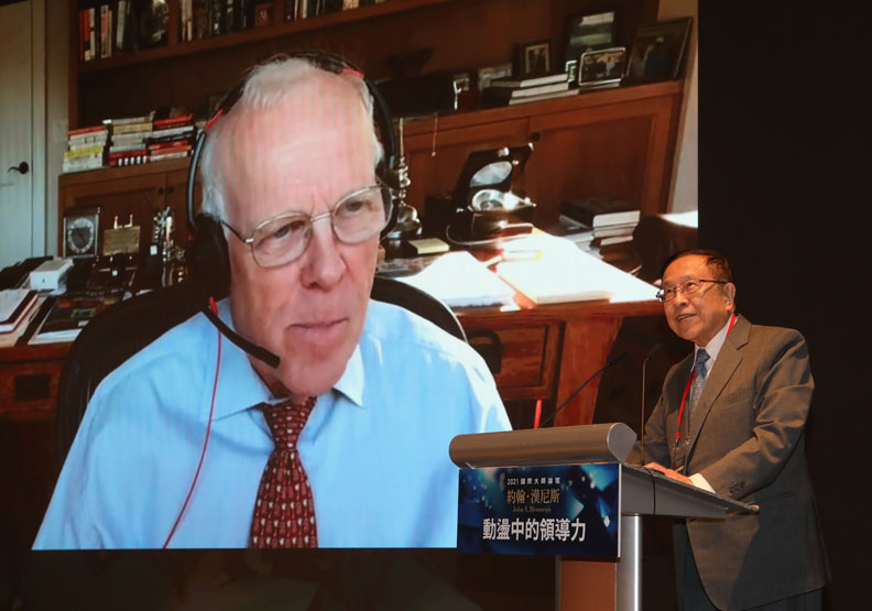 遠見．天下文化事群創辦人高希均（右）與「矽谷教父」約翰．漢尼斯（左）。蘇義傑攝