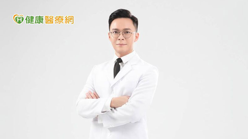 擁有醫美專業資歷十年以上的醫美診所院長楊勝君醫師指出,長期久坐不運動造成腹壓增加,或女性停經荷爾蒙改變、懷孕壓迫,都會影響骨盆底肌,加上老化也會使組織鬆弛,當肌肉力道不足時,很容易憋不住尿意。取自健康醫療網