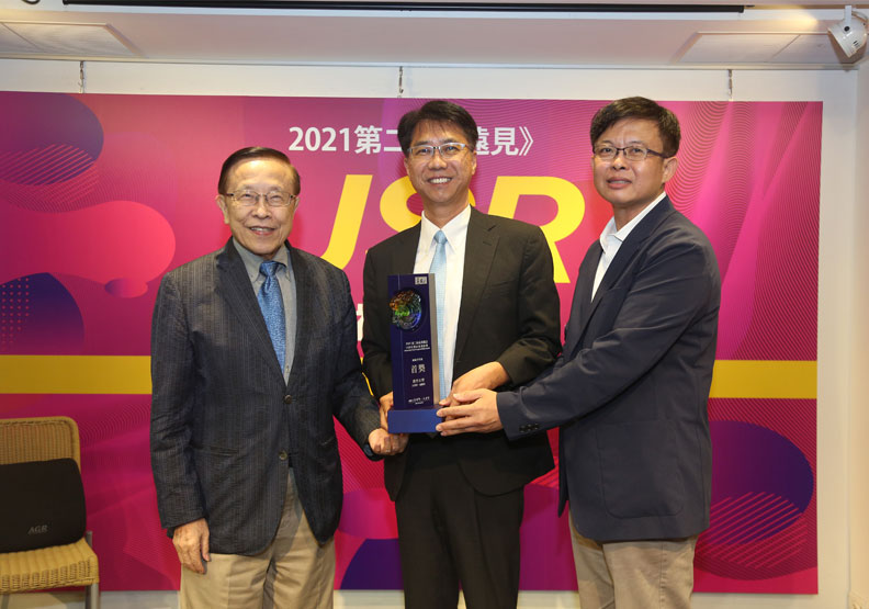 逢甲大學「大學伴.偏鄉善」獲頒「福祉共生組」首獎。張智傑攝