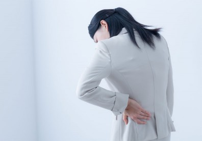 下背痛原因有哪些？扁平足與腰痛、背痛有關係嗎？醫師解答