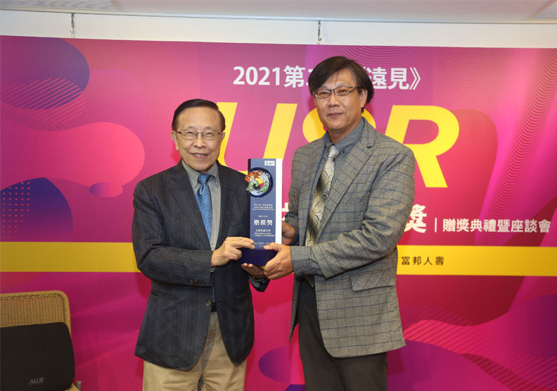 文藻外語大學「溫暖白色巨塔的小螺絲釘——文藻國際志工共創就醫無障礙」獲頒「福祉共生組」楷模獎。張智傑攝