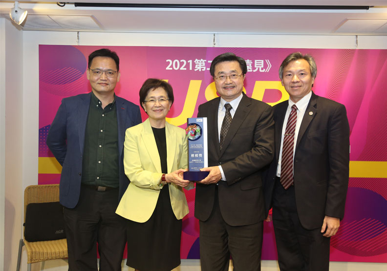 高雄醫學大學「螢蜂而立——那瑪夏生態永續計畫」獲頒「生態共好組」楷模獎。張智傑攝