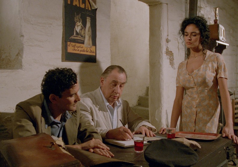 《郵差》片中郵差為追求村裡第一美女,求助於詩人關於「愛」的詩句