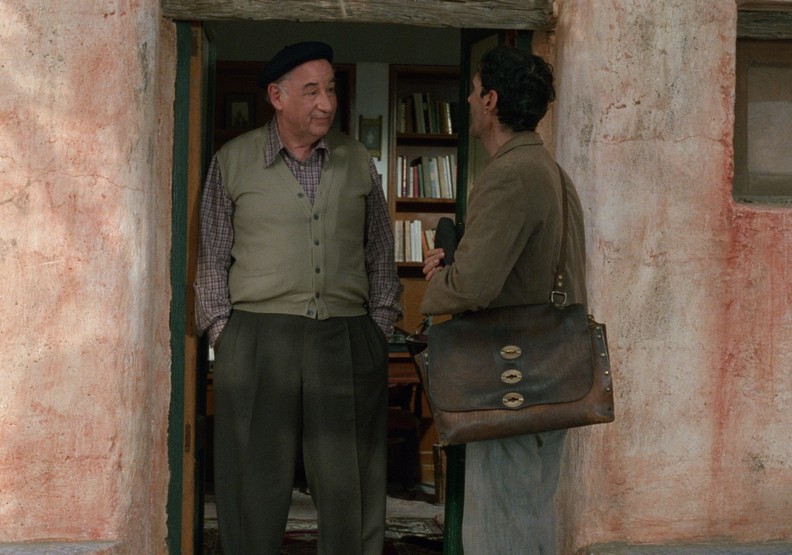 《新天堂樂園》影帝放映師變詩人,《郵差》精湛演出感動無數觀眾