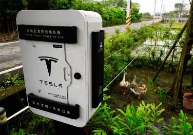 旅行是為了「充電」？民宿老闆團購「充電樁」，特斯拉車主搶上門！
