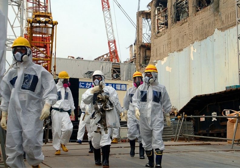 圖／聯合國原子能總署（IAEA）專家於2013年進入福島核一廠調查。取自Wikimedia。 