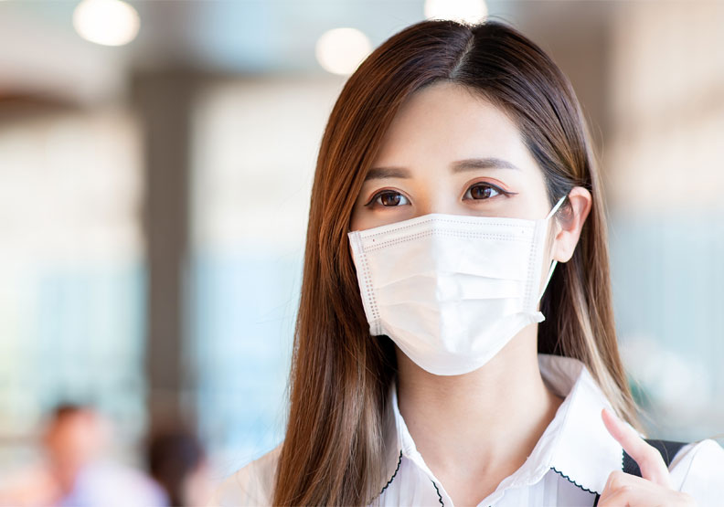 口罩戴久，抬頭紋超明顯？兩招把雙手變成「額頭熨斗」不留痕跡