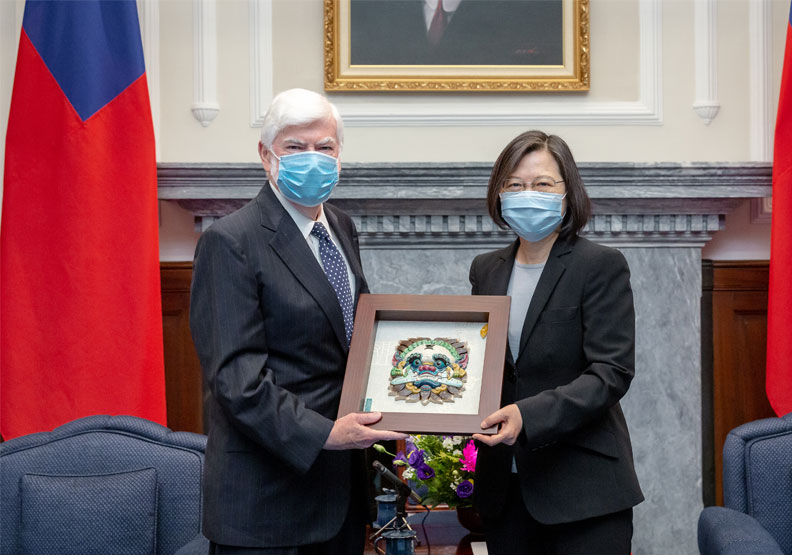 美國前參議員陶德與總統蔡英文合影。總統府提供