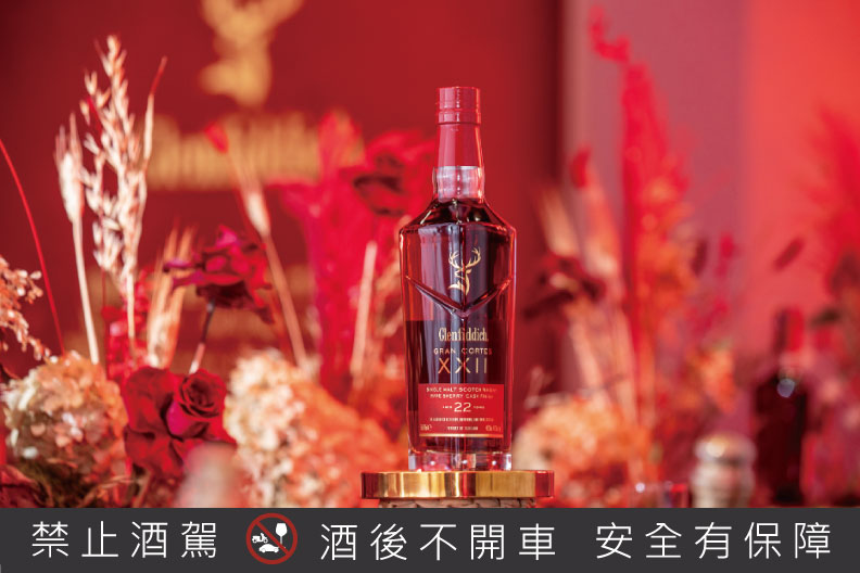 格蘭菲迪22年雪莉之王單一麥芽威士忌,嚴選只有0.2%的Palo Cortado過桶,把22年的酒液修飾打磨到完美極致,造就至高無上的消費者體驗。
