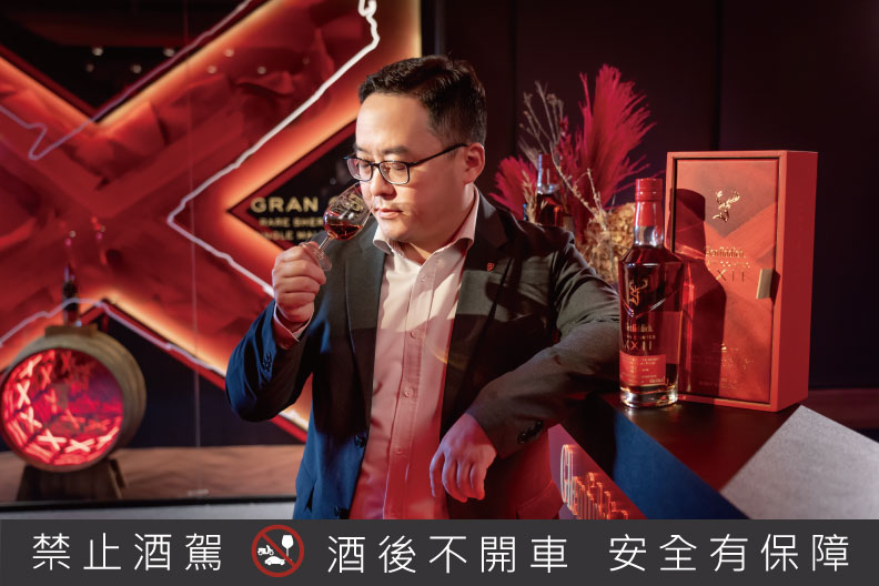 吳睿弘細細品啜手中的「格蘭菲迪22年雪莉之王單一麥芽威士忌」,第一口就驚豔。「彷彿一股清新檜木芬芳緩緩從齒頰間流淌出來,這是我從沒體驗過的。」