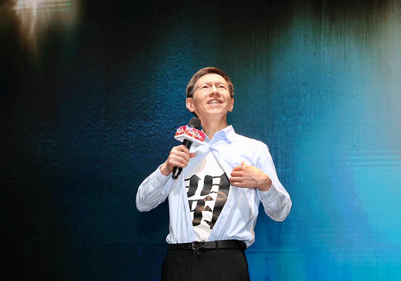 主持人王文華拉「開」T恤。張智傑攝