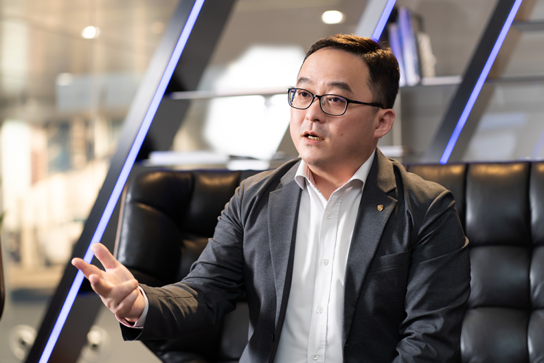 「要做就要做最好,最好是沒人做過的,」吳睿弘顛覆過去40年豪車銷售與服務的框架,「我做的就是破壞式創新,如此才能讓台灣汽車銷售服務的品質提升,成為一種典範。」