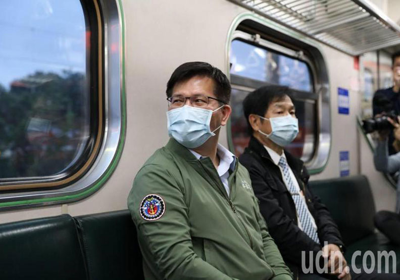 交通部長林佳龍（左）、台鐵代理局長祁文中（右）今天搭首班車4102車次區間車，路經事故現場。聯合新聞網提供