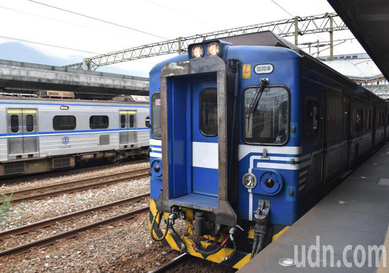 交通部長林佳龍今天搭首班車4102車次區間車，準點抵達花蓮站。聯合新聞網提供