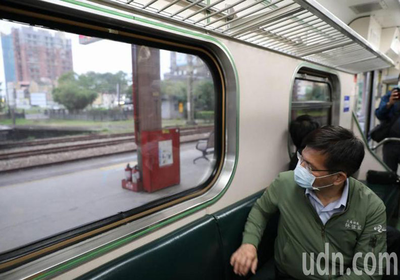 交通部長林佳龍今天搭首班車4102車次區間車，親自體驗修復完的清水隧道及軌道。聯合新聞網提供