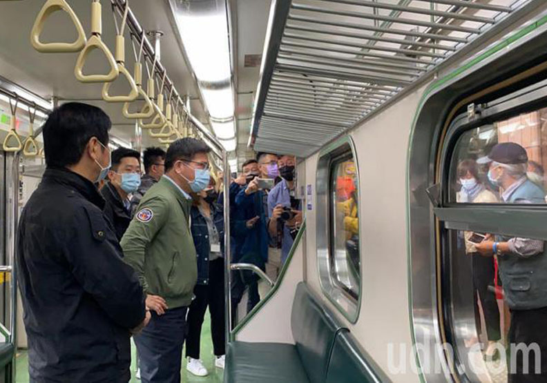 交通部長林佳龍、台鐵代理局長祁文中今天搭首班車，感受修復的清水隧道和軌道。聯合新聞網提供