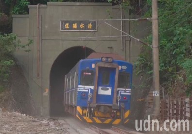 太魯閣號事故路段修復通車！林佳龍搭首班車視察：心中如釋重負