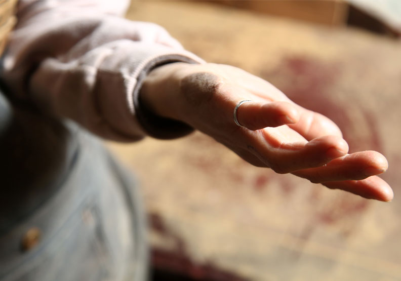 黃裕凰掌上深咖啡的印記,象徵著大溪木器的輝煌歲月。陳之俊攝。