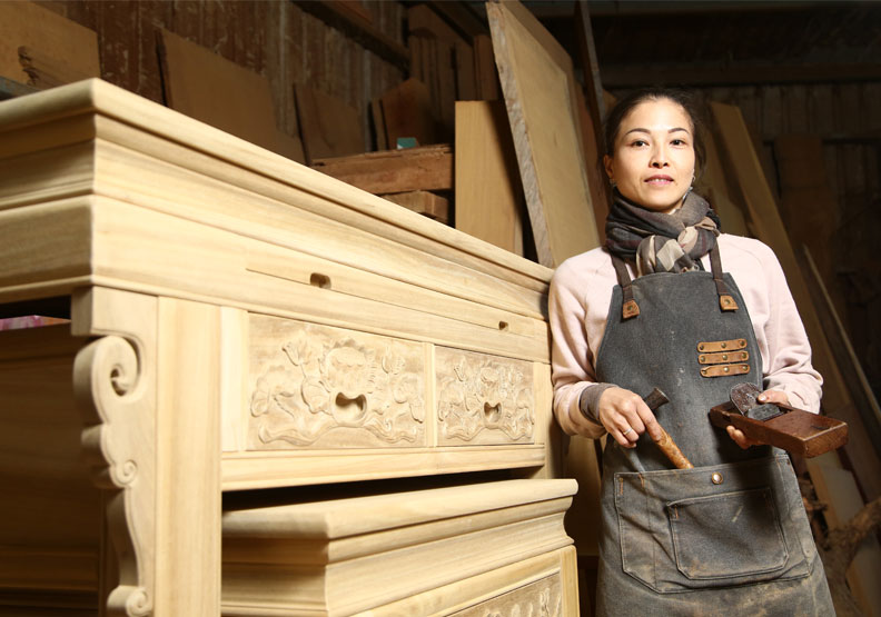 堂和木器廠女木匠師黃裕凰堅持「憨厚實在」的工匠精神。陳之俊攝。