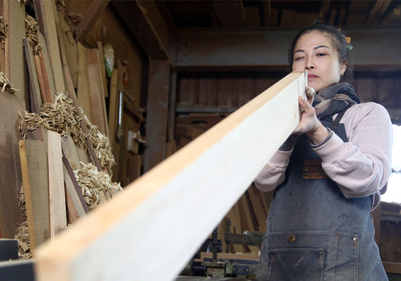 全台唯一做神桌的女木匠師黃裕凰。陳之俊攝。