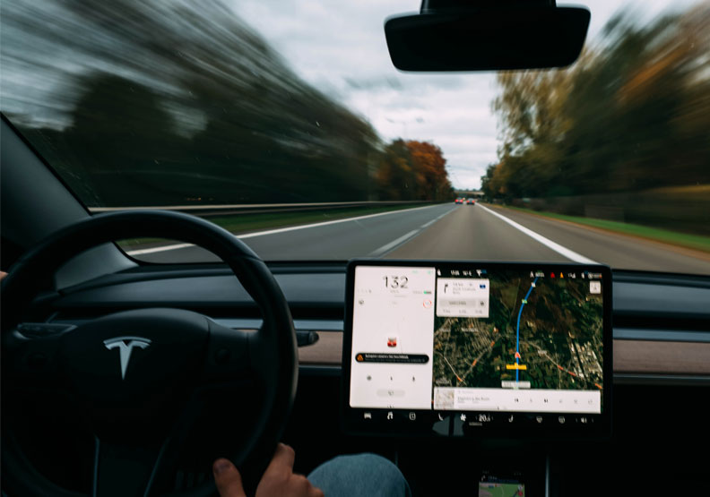 現在的電動車競賽還沒有定輸贏,僅為情境配圖。圖片來自unsplash