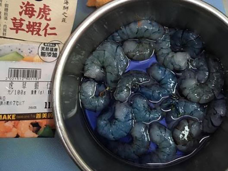 民眾至賣場購買蝦仁,回來處理完醃漬後冒出藍色汁液。圖片取自「我愛全聯-好物老實説」臉書社團網友貼文