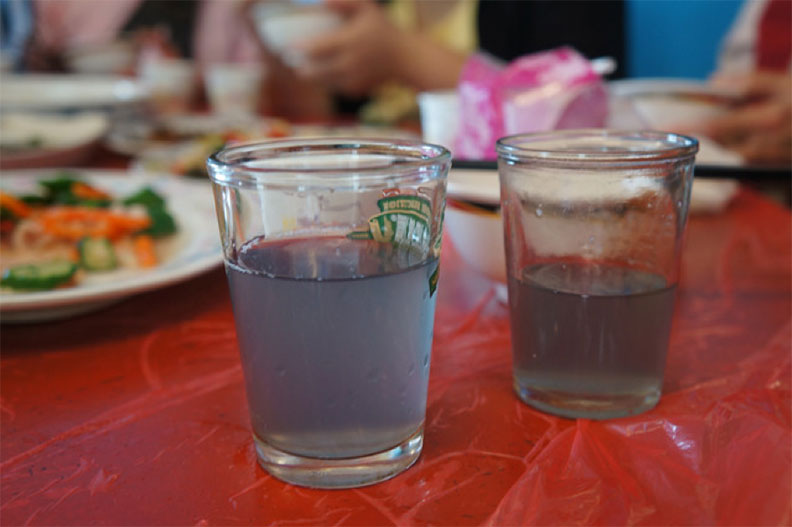 台灣辦桌生魚片拼盤出現的藍色龍蝦血,也是因為血藍蛋白所造成,龍蝦血上桌前常會加入米酒或高粱去腥。取自食力