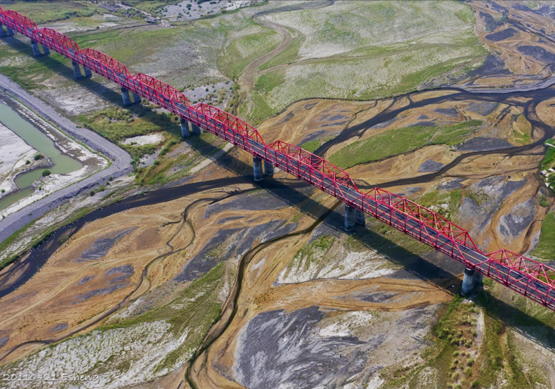 影／旱象奇景！攝影師空拍西螺大橋，濁水溪乾枯成大地水彩畫