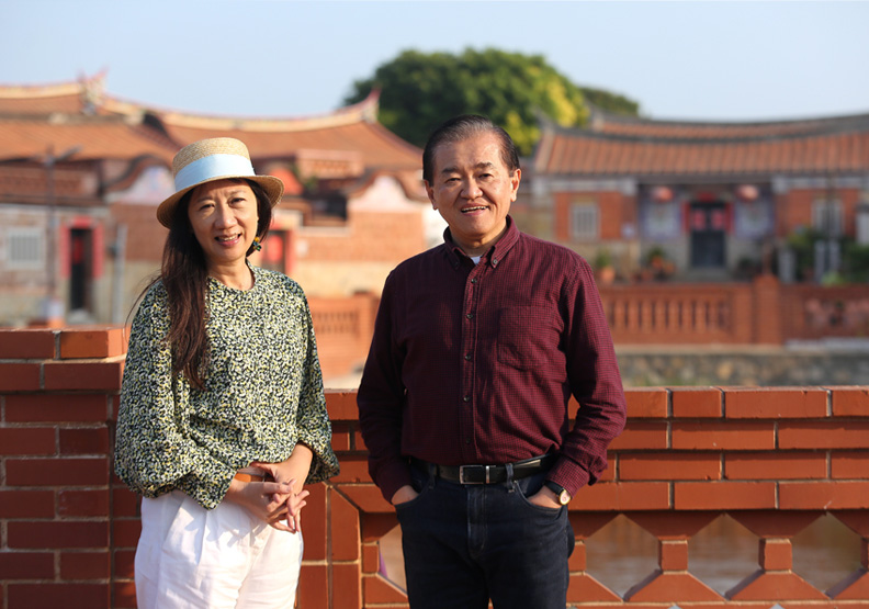 楊婉苓(左)投入金廈海運,並找來前駐史瓦帝尼大使、前華夏航科董事長趙麟(右)協助行銷初日號。張智傑攝。