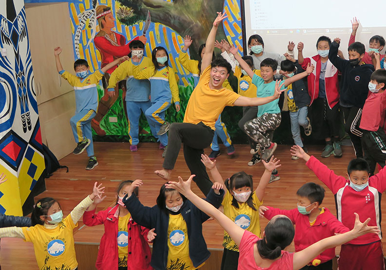 圖／雲門舞集「舞蹈蒲公英計畫」前進偏鄉教小學生跳舞。邱莉燕攝