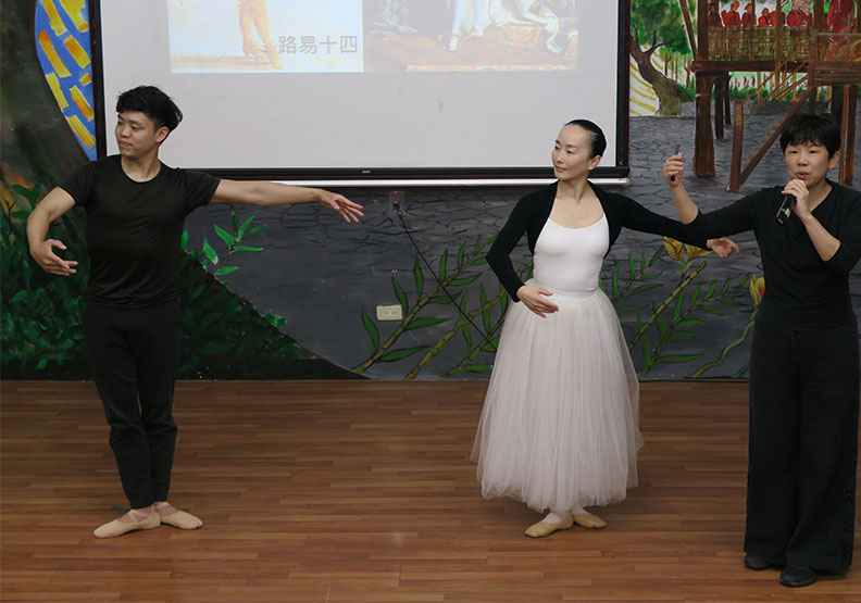 「說舞人」雲門新創事業部經理張完珠(右)與雲門舞者蘇依屏(中)與許辰(左)。邱莉燕攝