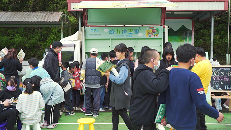 當「威力送書車」進到嘉興國小時，小朋友們露出喜悅的笑容精挑細選，或是拿起自己喜歡的書，坐在書車前安靜閱讀。