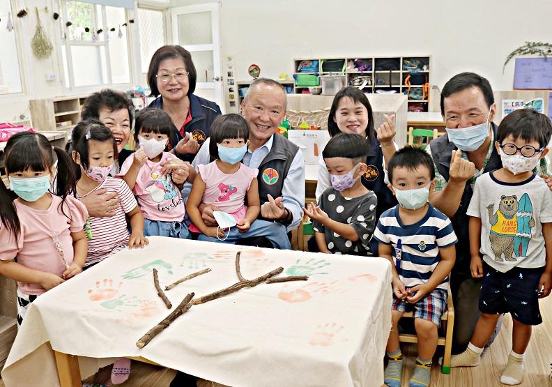 苗栗縣長徐耀昌欣賞兒童藝術創作。
