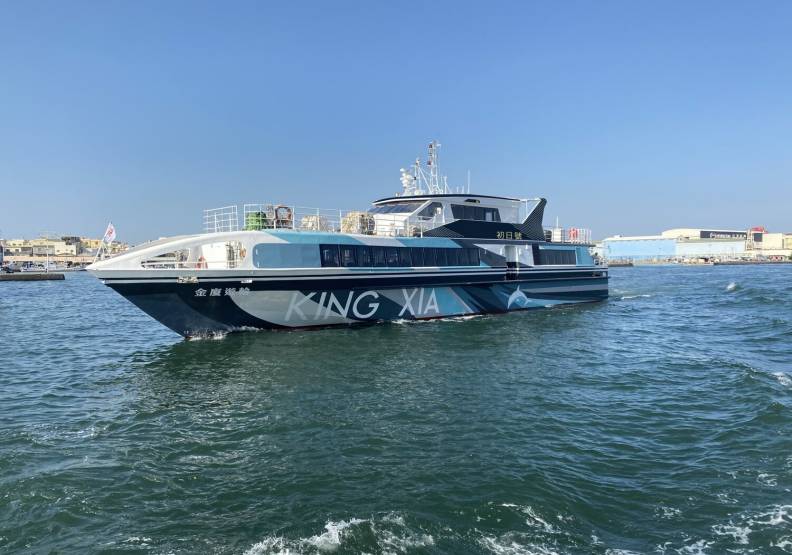 金門最大航運公司金廈海運，將交通船轉型為觀光船——初日號，要帶領遊客體驗金門新玩法。柏成設計提供