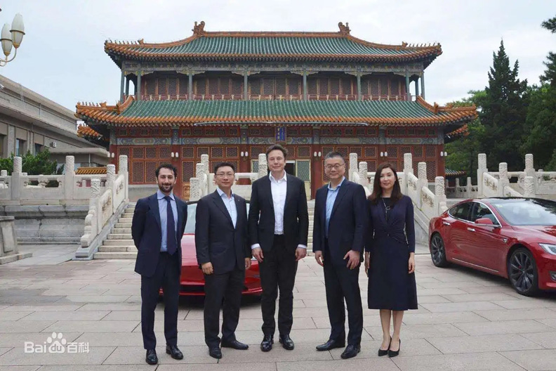 特斯拉中國團隊合照,中間為馬斯克,右一是陶琳。
