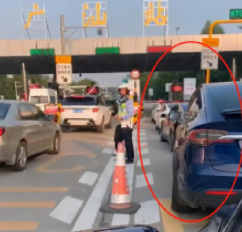 一整列特斯拉被要求駛離高速公路。圖片來源:網友投稿
