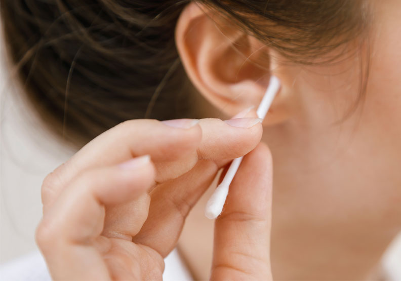 棉花棒挖耳朵會受傷？需要清耳屎嗎？耳鼻喉科醫教安全清理方式