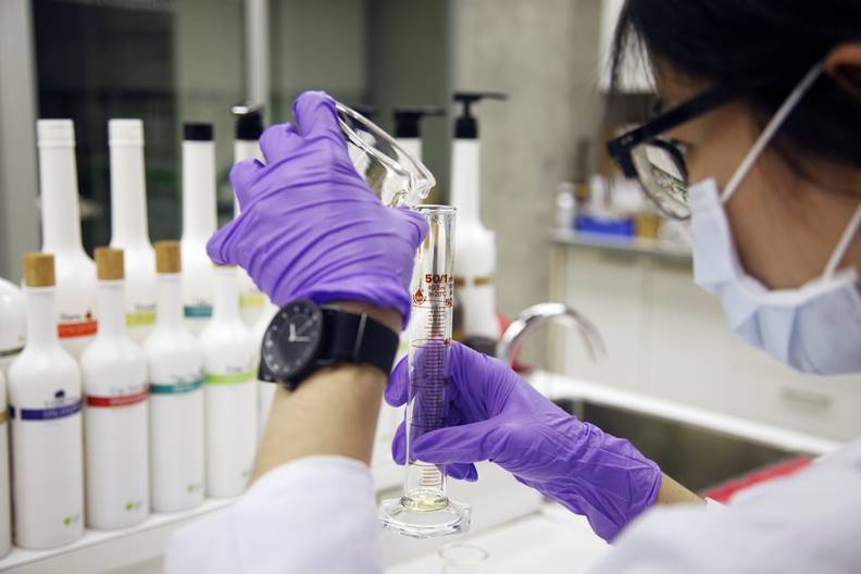 產品組成的原料透過精密實驗室採樣、分析與比對後，才能確保成分天然。圖片由歐萊德提供