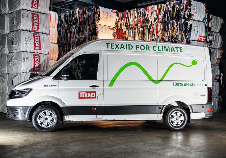 收送舊衣的車體標語:保護氣候、100%電動車。圖片取自Texaid。